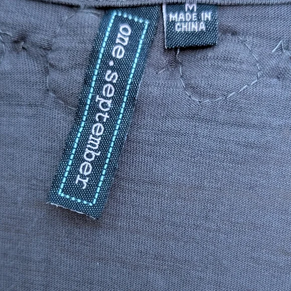 Anthropologie One September Gray Womens Top With Flower Accents,  Medium - Picture 2 of 2